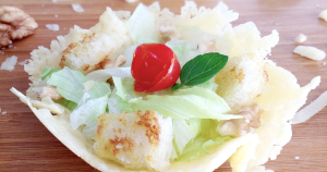 Receita – Salada Caesar na Cestinha de Queijo