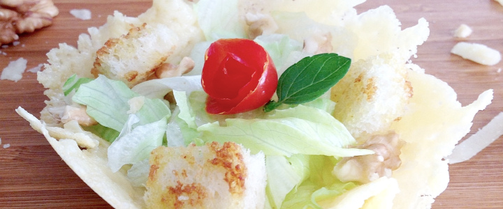 Receita – Salada Caesar na Cestinha de Queijo